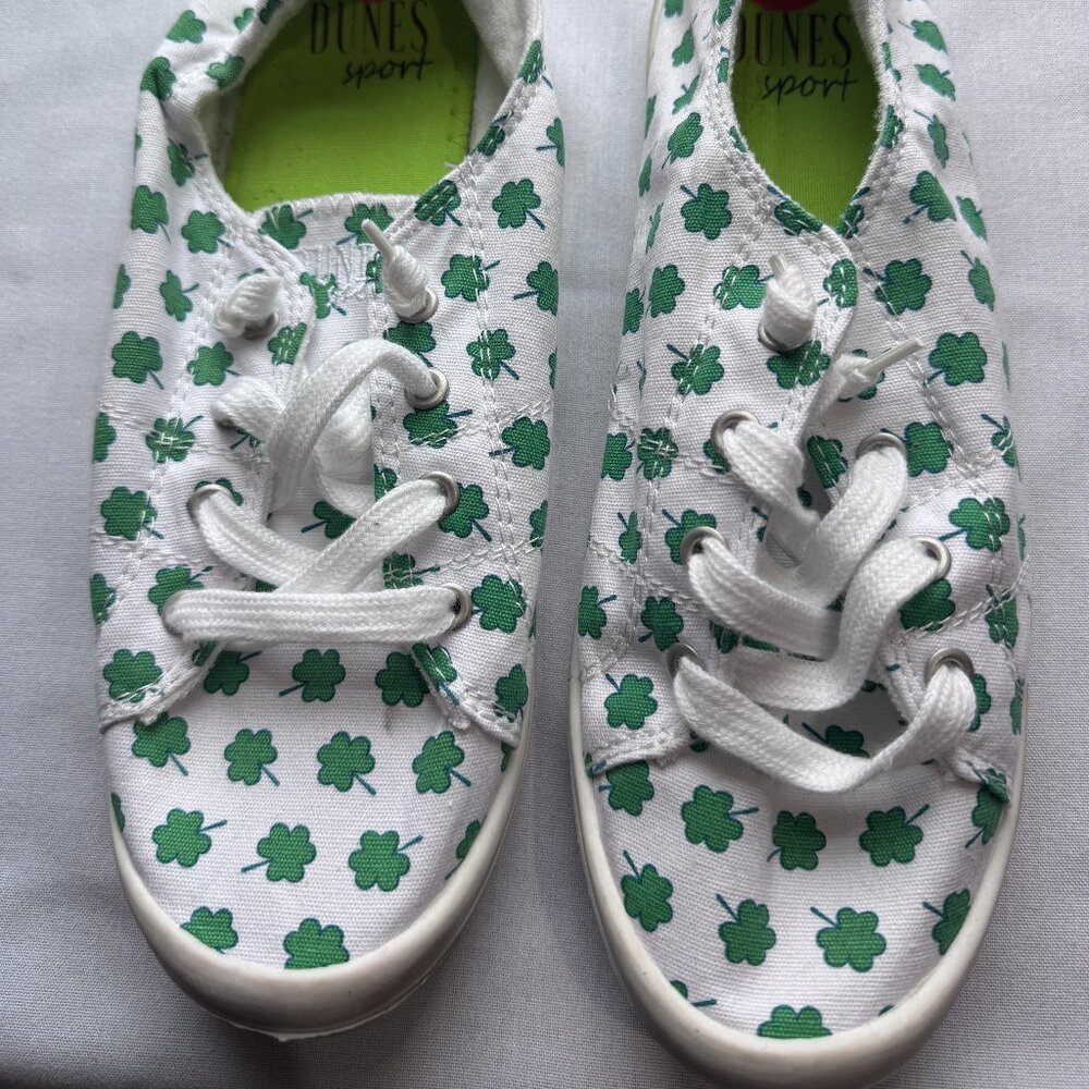Dunes Sport White w/Green Shamrocks Sneakers Size 9.5